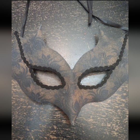 EUC Vintage Gorgeous Brocade Lace Pattern Masquerade Mask! - Picture 1 of 7